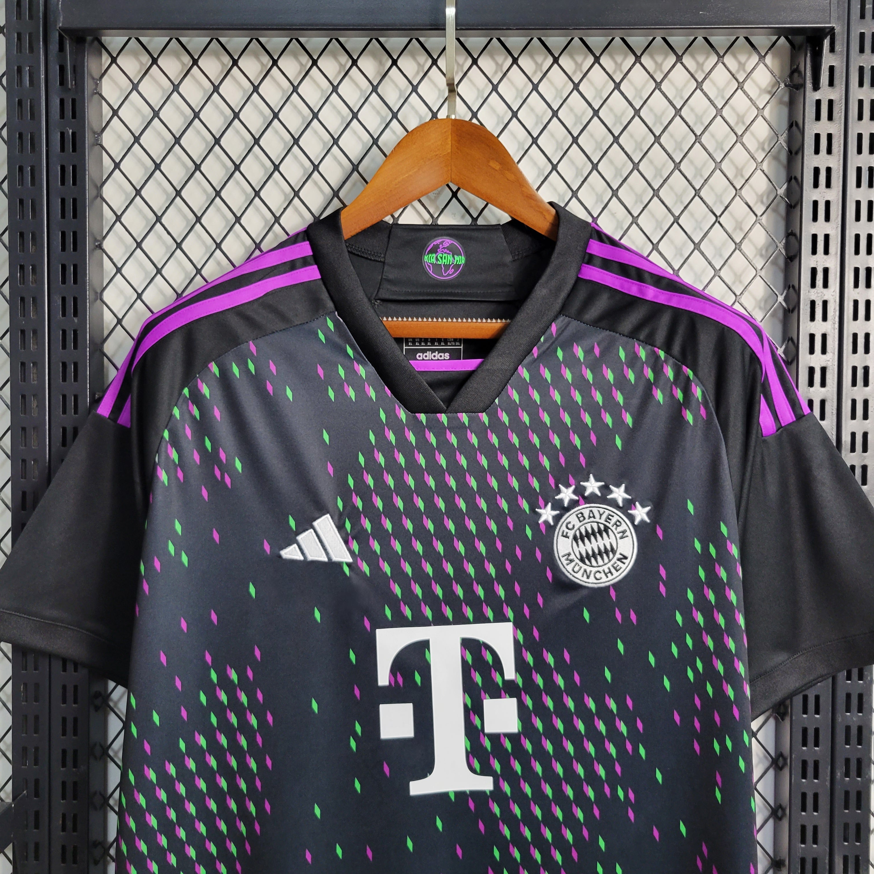 Camisa Bayern de Munique II 23/24 Preto com Roxo