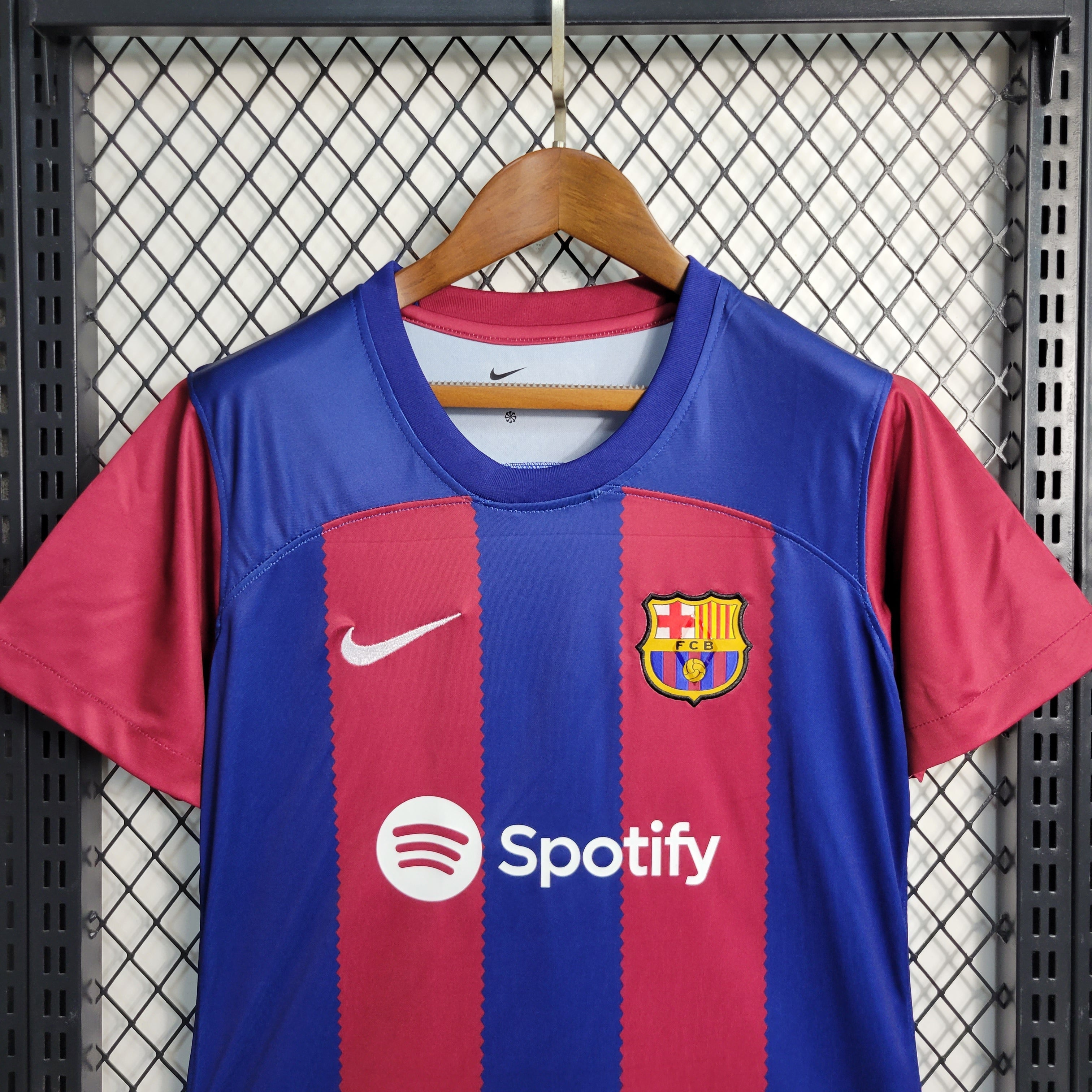 Camisa Feminina Barcelona I 23/24 Grená