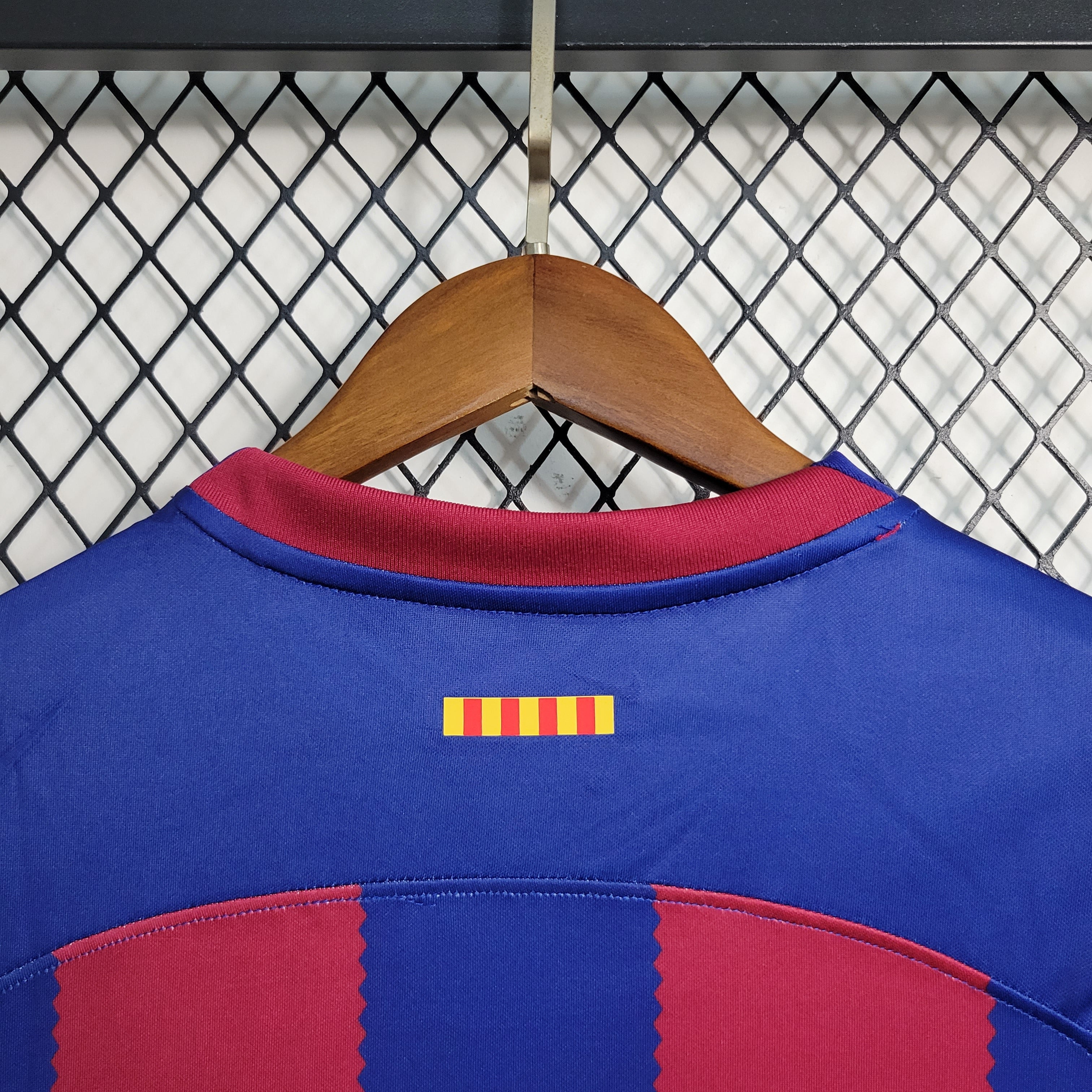Camisa Feminina Barcelona I 23/24 Grená