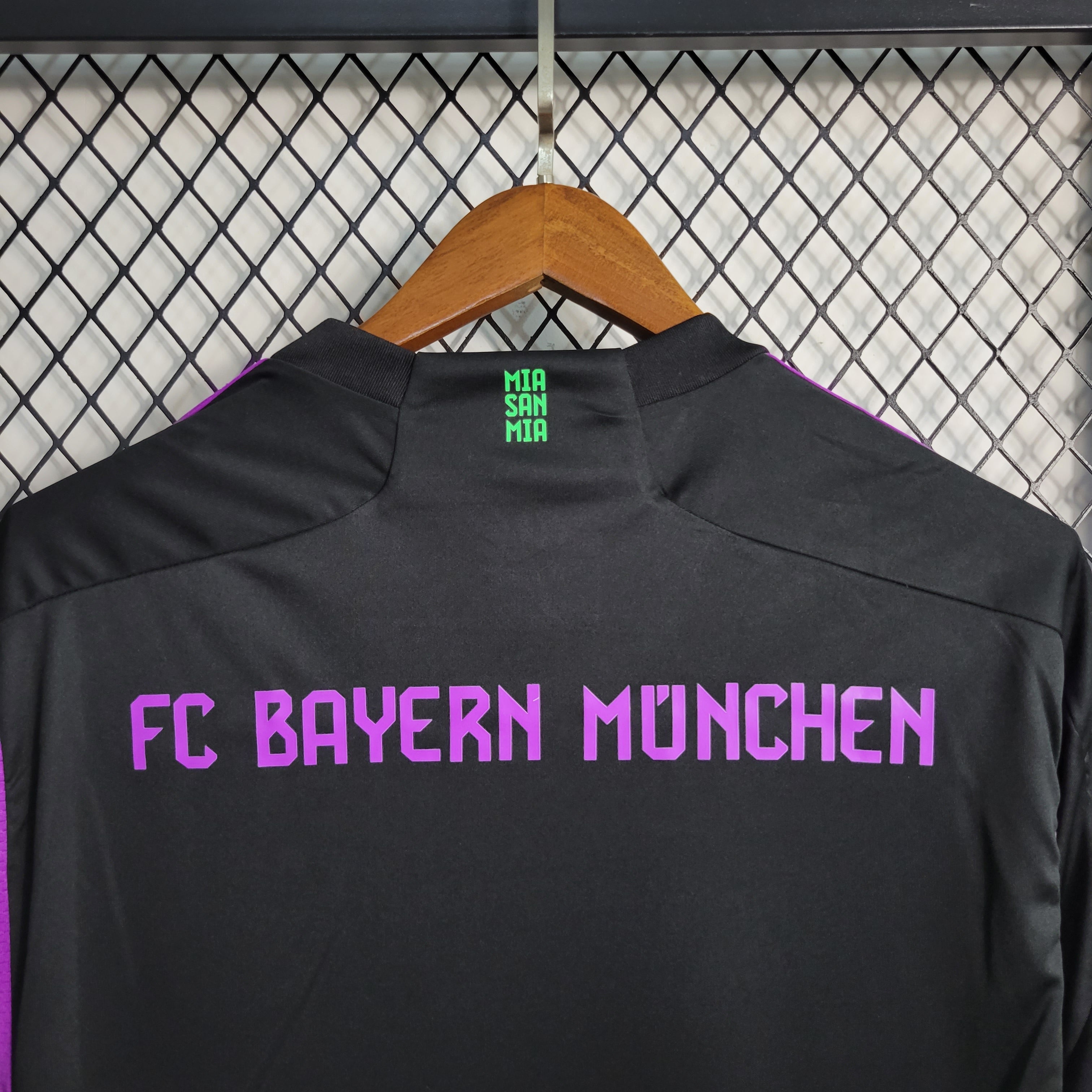 Camisa Bayern de Munique II 23/24 Preto com Roxo